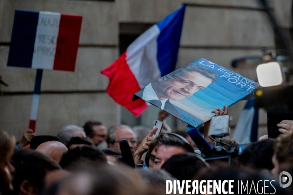 Nicolas Sarkozy en chemin pour son incarcération.