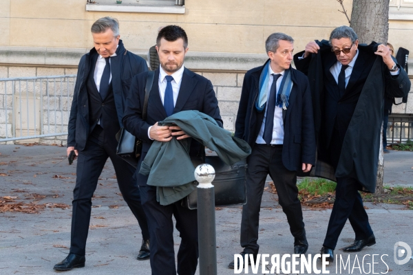 Nicolas Sarkozy en chemin pour son incarcération.