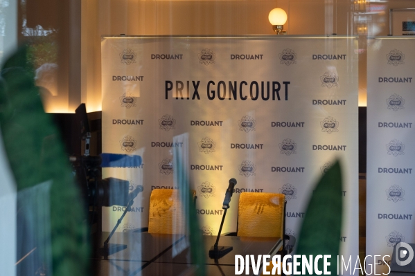 L Académie des Goncourt remet son prix chez Drouant.