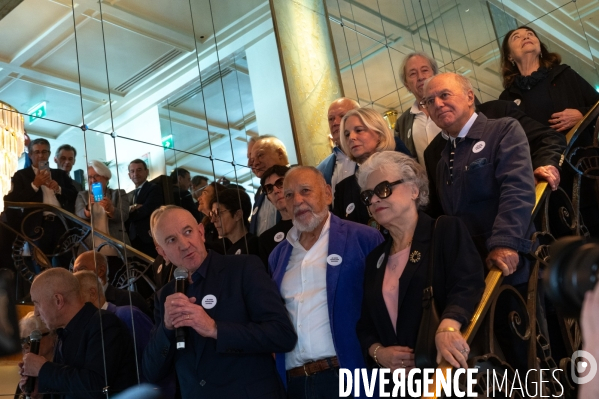 L Académie des Goncourt remet son prix chez Drouant.