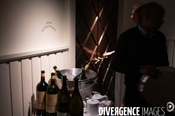 L Académie des Goncourt remet son prix chez Drouant.