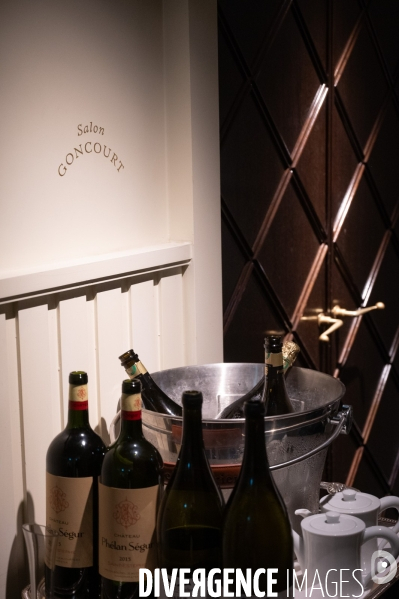 L Académie des Goncourt remet son prix chez Drouant.