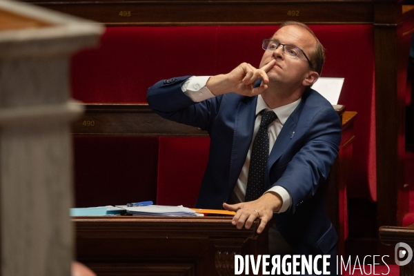 Assemblée nationale. Suspension de la réforme des retraites et questions au gouvernement.