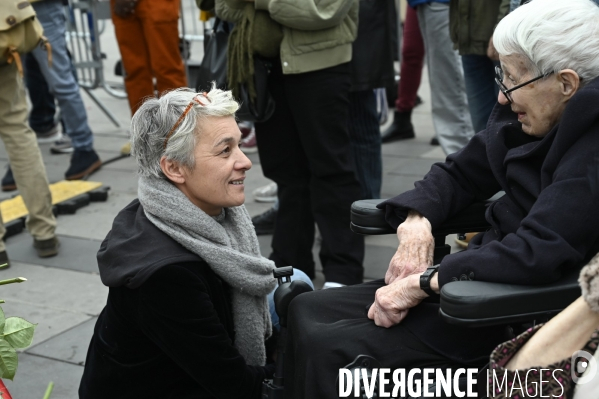 Hommage aux victimes des attentats du 13 novembre 2015, place de la République.
