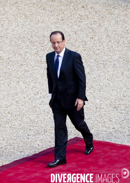 Hollande president - passation de pouvoir entre nicolas sarkozy et francois hollande-