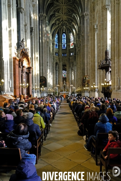 En l  église saint Eustache, la 48 éme rencontre européenne de Taizé