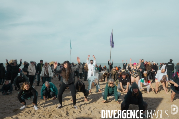 Premier bain de l année solidaire et au champagne de Biarritz.