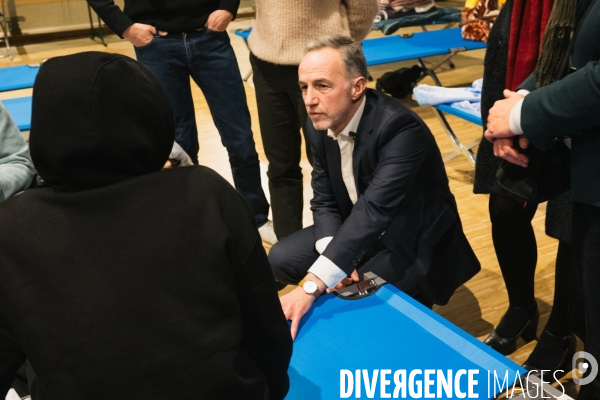 Emmanuel Grégoire au centre d accueil provisoire du Carreau du Temple