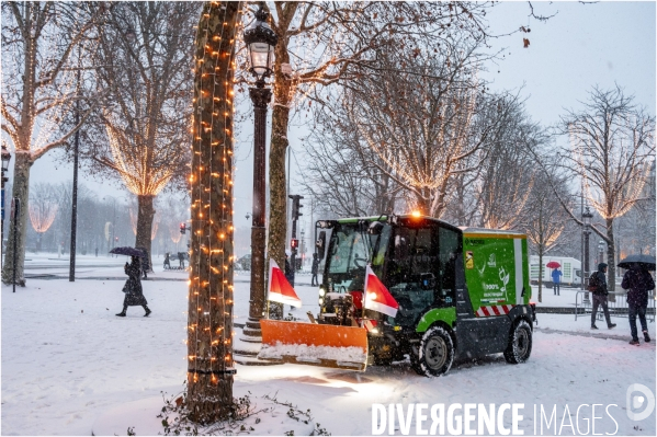 PARIS : Chutes de neige sur les Champs-Elysees