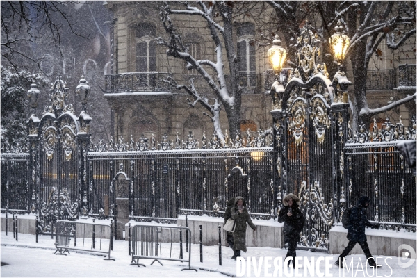 PARIS : Chutes de neige sur les Champs-Elysees