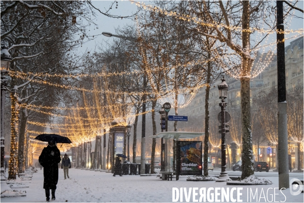 PARIS : Chutes de neige sur les Champs-Elysees