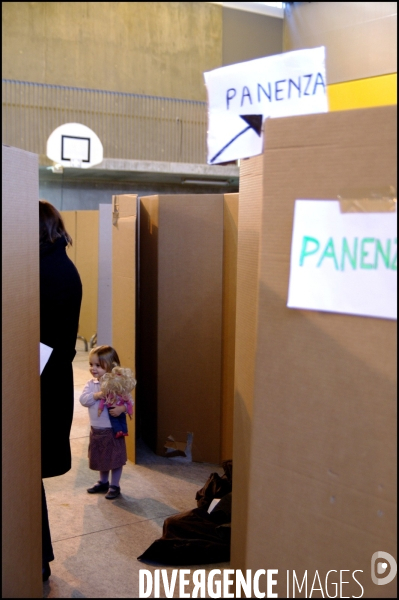 Première ouverture le dimanche du centre de vaccination  du gymnase de Reuilly: Une journée calme. Paris, 6 décembre 2009.