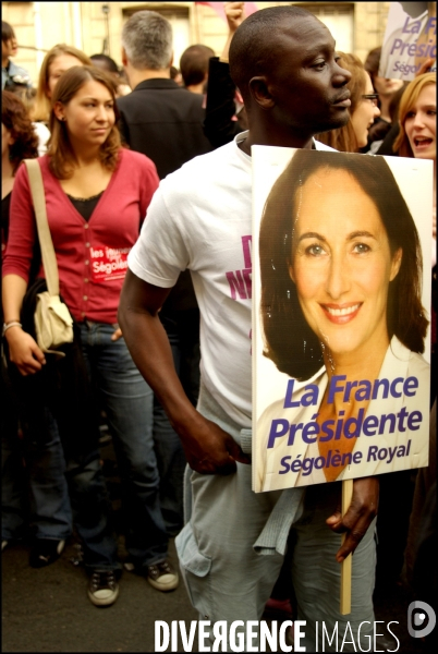 Journée d élection présidentielle. Ambiance devant le siège du Parti Socialiste, rue de Solferino a Paris. Le 6 mai 2007.