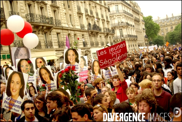 Journée d élection présidentielle. Ambiance devant le siège du Parti Socialiste, rue de Solferino a Paris. Le 6 mai 2007.