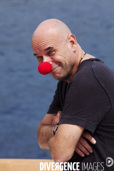 Guy Laliberté, fondateur du  Cirque du Soleil , Milliardaire, et un des premiers touristes de l espace, publie  GAÏA  (éditions Assouline), un recueil de photographies de la Terre prise par lui lors de son séjour dans  la station spatiale internationa