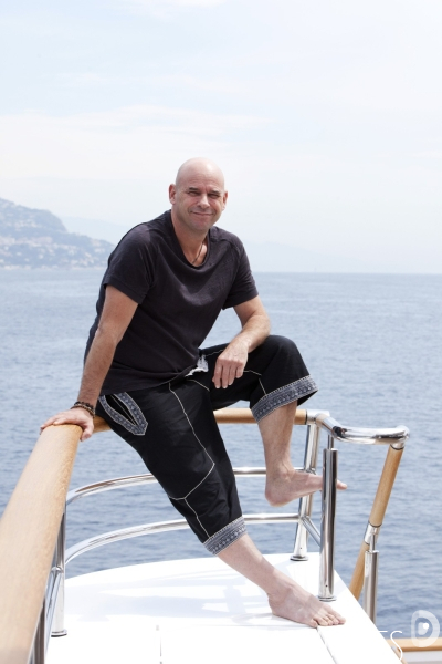 Guy Laliberté, fondateur du  Cirque du Soleil , Milliardaire, et un des premiers touristes de l espace, publie  GAÏA  (éditions Assouline), un recueil de photographies de la Terre prise par lui lors de son séjour dans  la station spatiale internationa