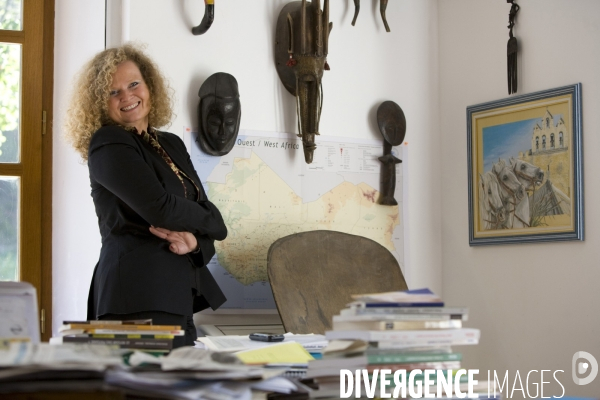 Sylvie Brunel, Géographe, écrivain et Ex-femme du Ministre de l Immigration Eric Besson, dans sa maison de Donzère, pour la sortie de son livre:  Manuel de guérilla à l usage des femmes  chez Grasset