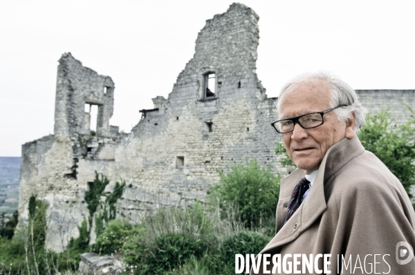 Cardin Pierre devant le chateau du marquis de Sade avant sa restauration.