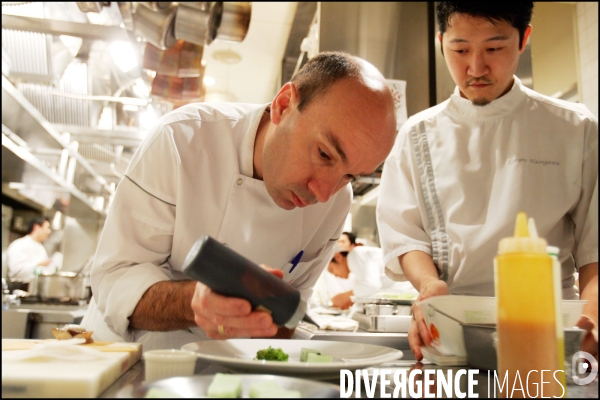 Le cuisinier Laurent POURCEL dans son restaurant de Tokyo