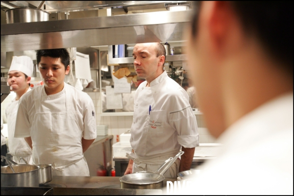 Le cuisinier Laurent POURCEL dans son restaurant de Tokyo