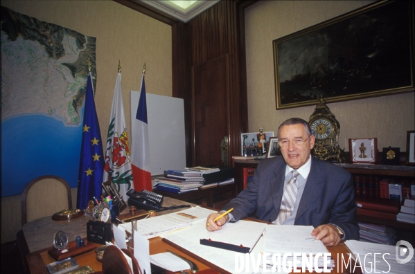 Mr Jacques Peyrat senateur maire de Nice dans son bureau.