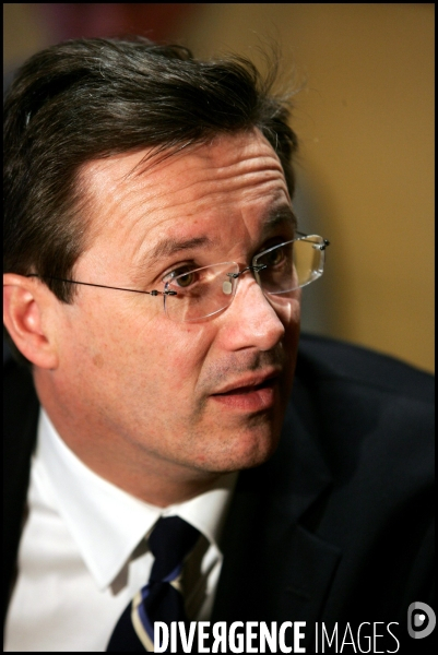 Nicolas dupont aignan , candidat a l election presidentielle de 2007 , en campagne electorale a rennes .