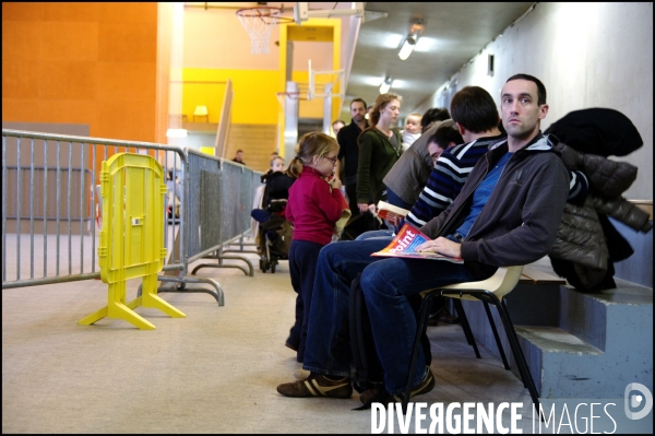 Première ouverture le dimanche du centre de vaccination  du gymnase de Reuilly: Une journée calme. Paris, 6 décembre 2009.