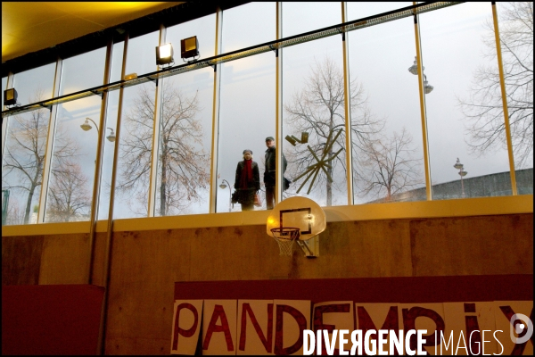 Première ouverture le dimanche du centre de vaccination  du gymnase de Reuilly: Une journée calme. Paris, 6 décembre 2009.