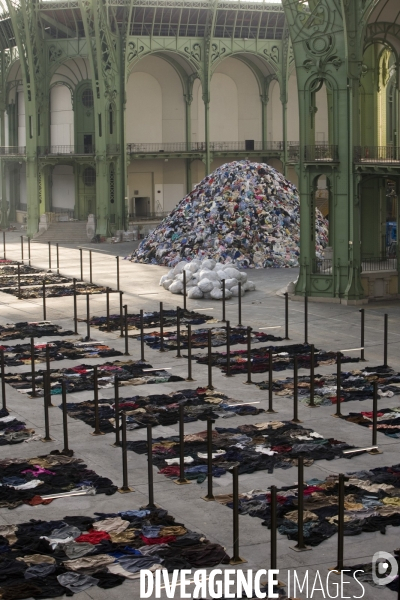 Une semaine de montage pour l installation de Christian Boltanski intitullée  PERSONNE   dans la nef du Grand Palais, dans le cadre de l exposition annuelle   Monumenta .