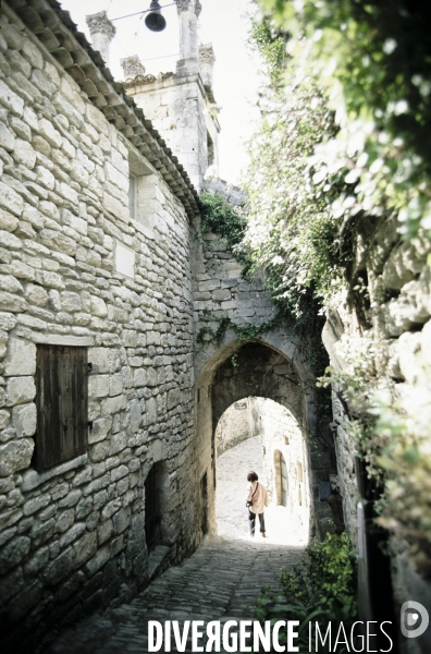 Lacoste; un itineraire touristique tres prise.