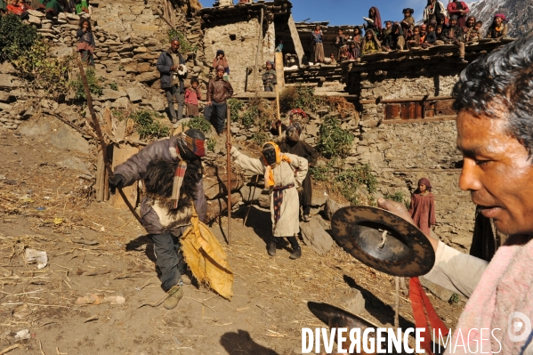 NEPAL: Region de HUMLA - Sortie des masques primitifs pour la fete du Nouvel An