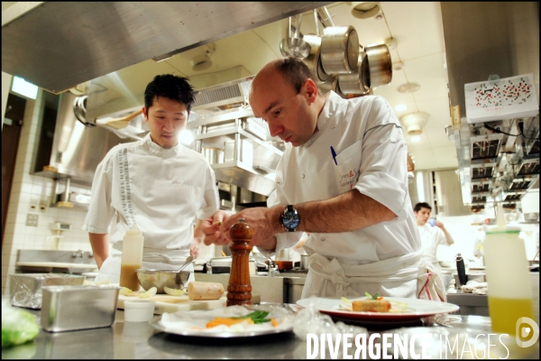 Le cuisinier Laurent POURCEL dans son restaurant de Tokyo