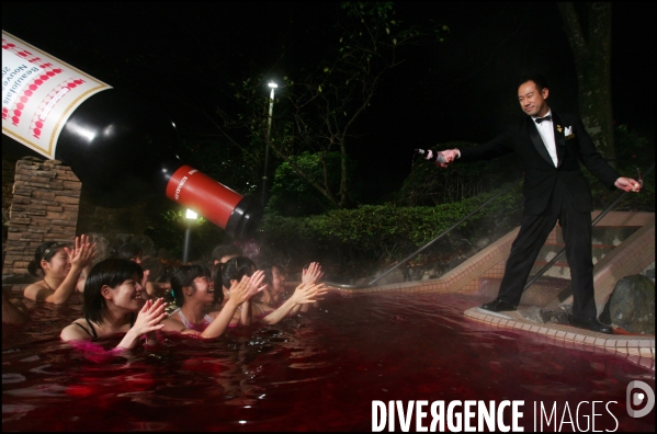 Bain de Beaujolais Nouveau au Japon / Beaujolais Nouveau baths in Japan