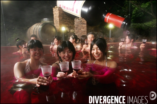 Bain de Beaujolais Nouveau au Japon / Beaujolais Nouveau baths in Japan