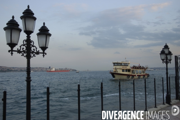 Bateau de touriste  naviguant dans le Bosphore