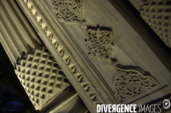 Istanbul  arche  sur le Bosphore  arc architecture