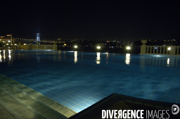 Istanbul piscine sur le  bosphore de nuit  ciragan palace swimming poleon bosphorus strait at night