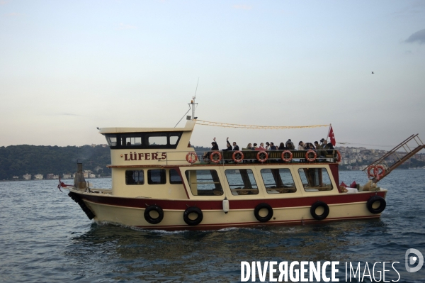Decouverte du bosphore par la mer. crusing into bosphorus.