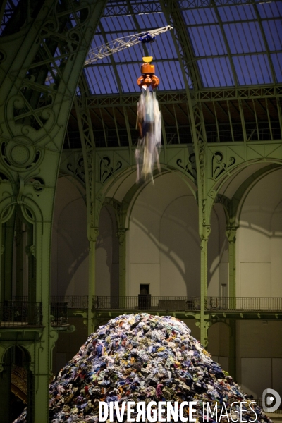 Une semaine de montage pour l installation de Christian Boltanski intitullée  PERSONNE   dans la nef du Grand Palais, dans le cadre de l exposition annuelle   Monumenta .
