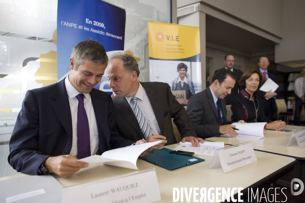 Laurent Wauquiez et Anne-Marie Idrac visitent le Pôle Emploi International de Paris-Bastille