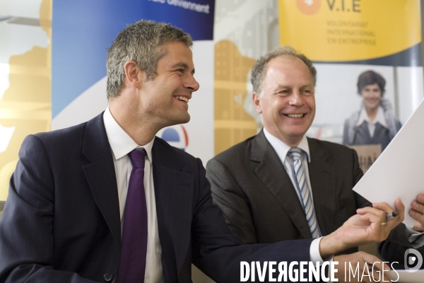 Laurent Wauquiez et Anne-Marie Idrac visitent le Pôle Emploi International de Paris-Bastille