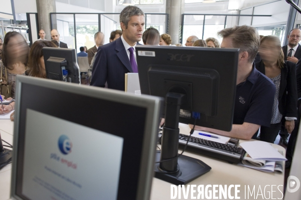 Laurent Wauquiez et Anne-Marie Idrac visitent le Pôle Emploi International de Paris-Bastille