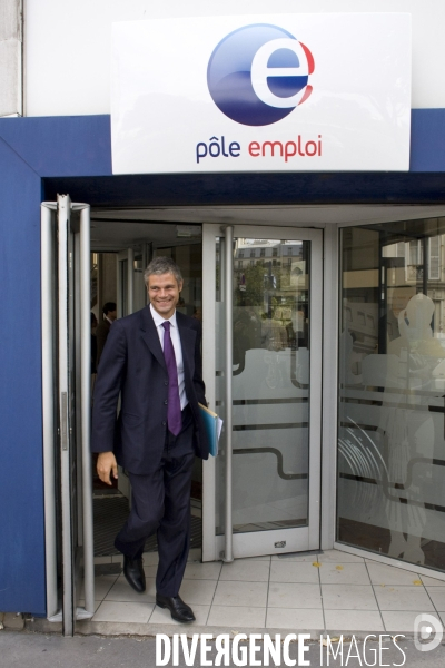 Laurent Wauquiez et Anne-Marie Idrac visitent le Pôle Emploi International de Paris-Bastille