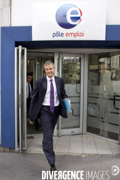 Laurent Wauquiez et Anne-Marie Idrac visitent le Pôle Emploi International de Paris-Bastille