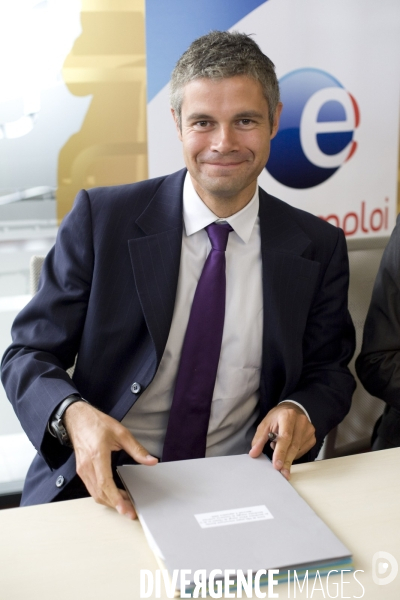 Laurent Wauquiez et Anne-Marie Idrac visitent le Pôle Emploi International de Paris-Bastille