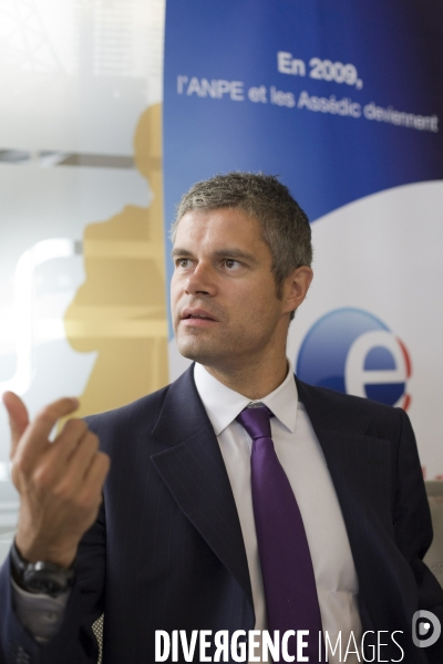 Laurent Wauquiez et Anne-Marie Idrac visitent le Pôle Emploi International de Paris-Bastille