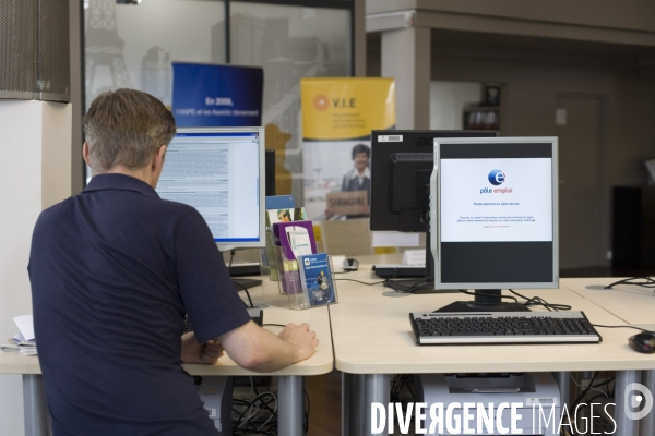 Laurent Wauquiez et Anne-Marie Idrac visitent le Pôle Emploi International de Paris-Bastille