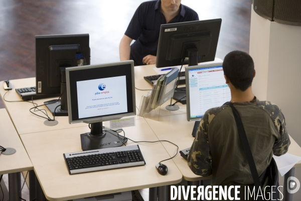 Laurent Wauquiez et Anne-Marie Idrac visitent le Pôle Emploi International de Paris-Bastille