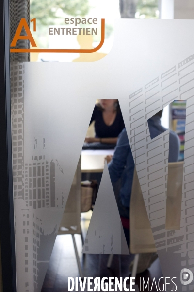 Laurent Wauquiez et Anne-Marie Idrac visitent le Pôle Emploi International de Paris-Bastille