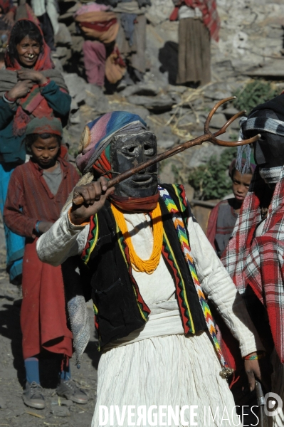 NEPAL: Region de HUMLA - Sortie des masques primitifs pour la fete du Nouvel An